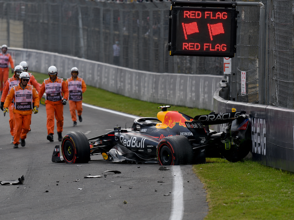 Insiden mobil Red Bull Max Verstappen menabrak pembatas di tikungan akhir lap 1 Sirkuit Zandvoort memicu red flag.