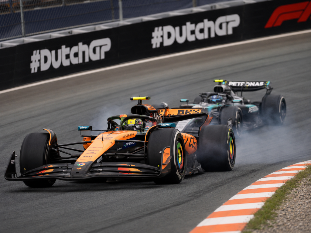 Duel manuver roda ke roda antara Lando Norris dan Kimi Antonelli di tikungan Sirkuit Zandvoort.