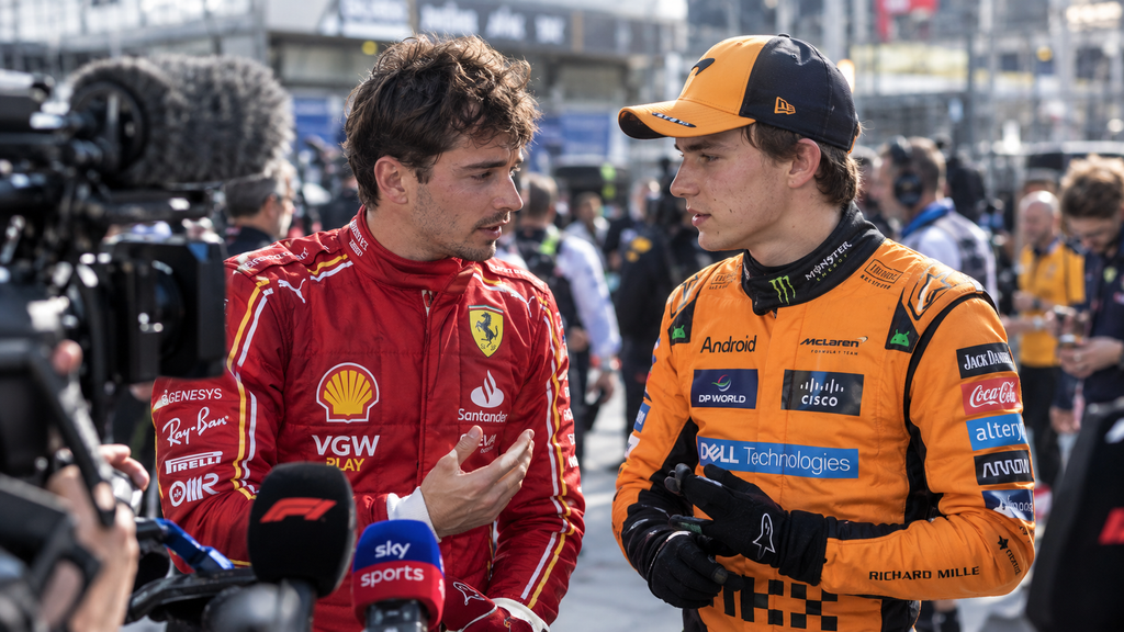 Charles Leclerc dan Oscar Piastri berdiskusi santai di media pen setelah sesi kualifikasi ketat GP Azerbaijan.