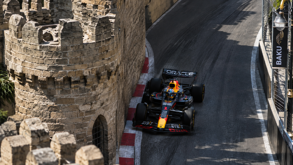 Mobil Formula 1 bermanuver presisi melintasi tikungan sempit kastel Icherisheher di Baku.